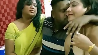 Do bhabhi ko group mein maye leke choda