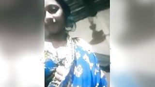 Lusty Bengali mom spontaneously performs XXX striptease for Desi boys