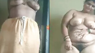Super hot bhabhi shoots nighttime nude viral video