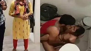 Sex with an Indian girlfriend in the bathroom