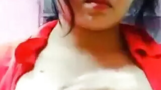 Desi Girl Shows Her Boobs