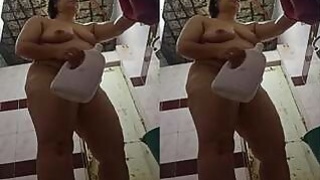 A horny Desi Bhabhi Records Her Bathing Video