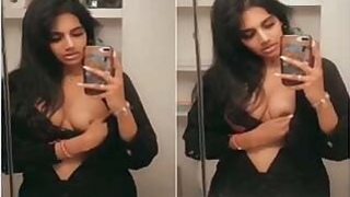 Sexy Lankan Girl Shows Her Boobs