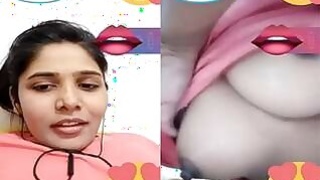 Sexy Look Desi Indian Girl Shows Her Boobs On Video